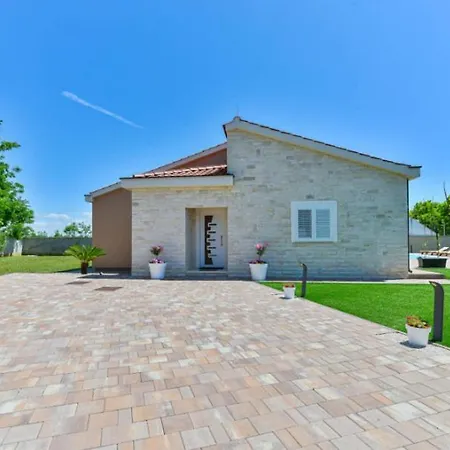 Near The With Heated Pool - Ta Leut Agency * Privlaka (Zadar)
