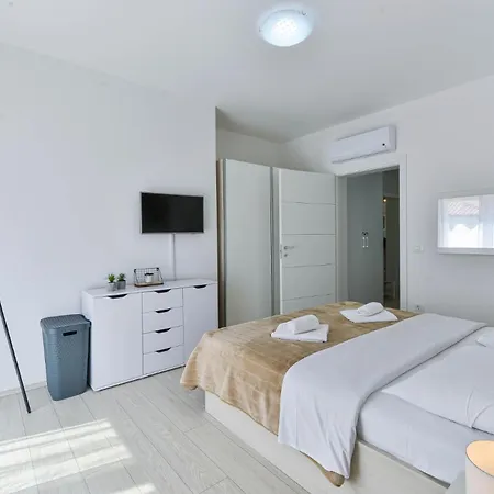Near The With Heated Pool - Ta Leut Agency Privlaka (Zadar)