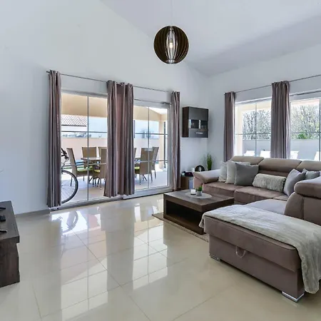 Near The With Heated Pool - Ta Leut Agency